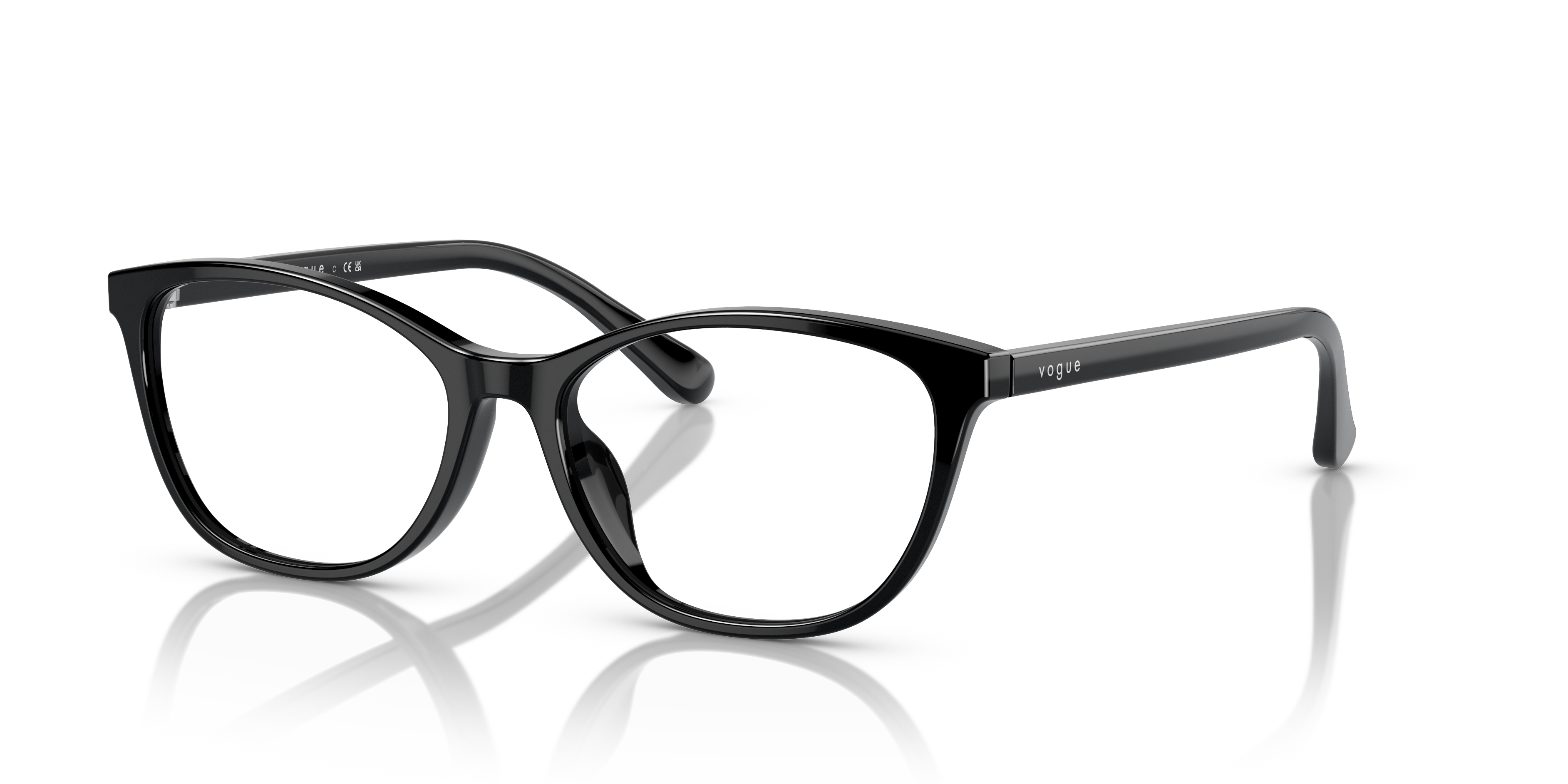 Donna con occhiali da sole Vogue VO5502D neri in primo piano, montatura cat-eye in acetato nero lucido