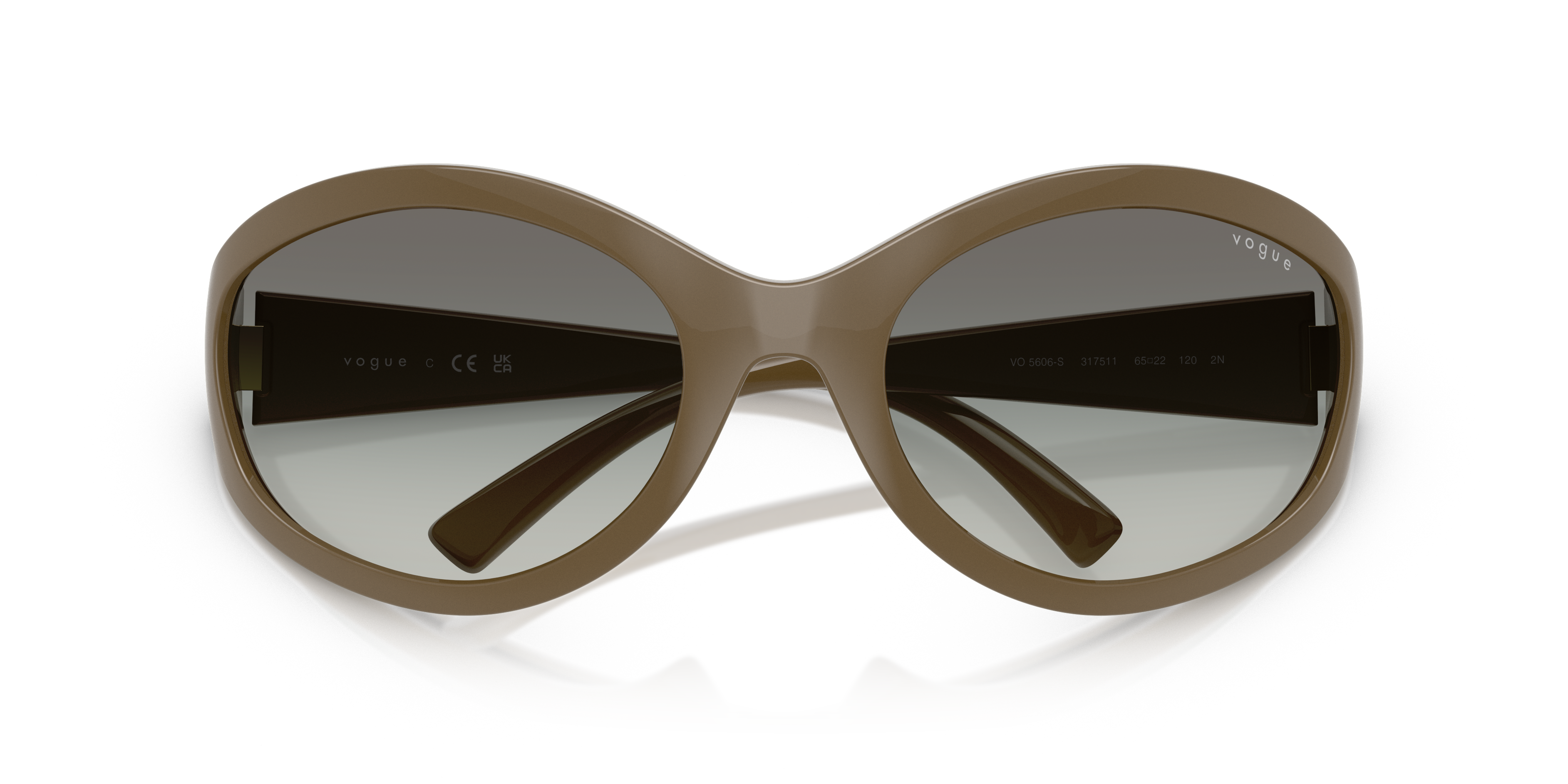Occhiali da sole Vogue 0VO5606S da donna colore Full Ivory, montatura avorio e lenti scure, indossati da una modella.