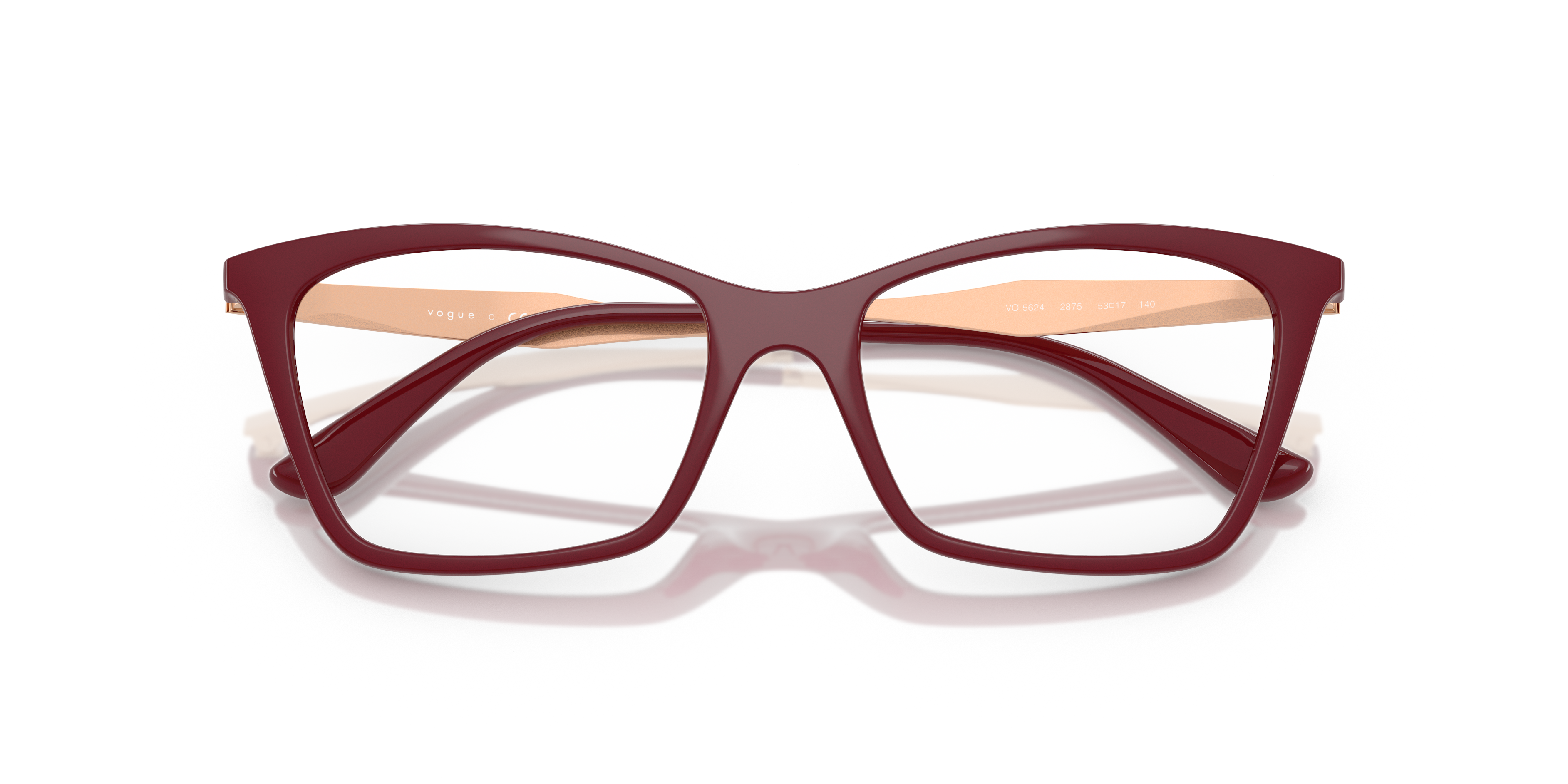 Donna che indossa occhiali da sole Vogue Eyewear VO5624 neri con montatura squadrata in acetato