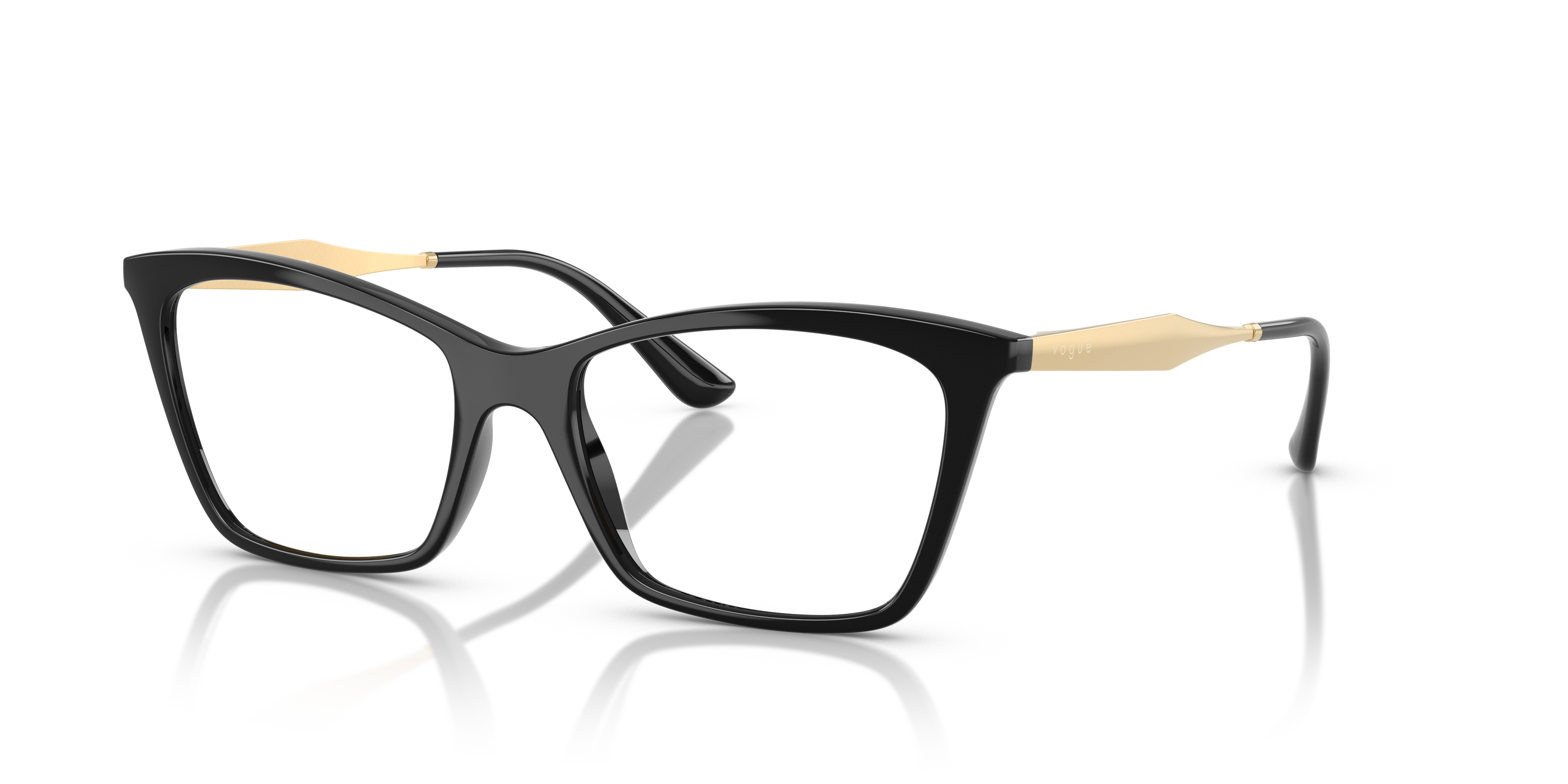 Donna che indossa occhiali da sole Vogue Eyewear VO5624 neri con montatura squadrata in acetato
