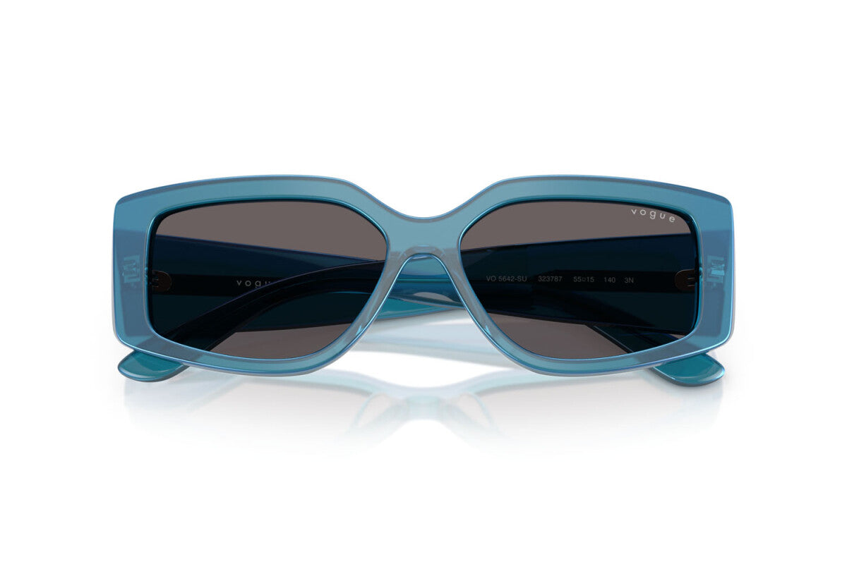 VOGUE - 323787 BLU PERLA TRASPARENTE | OCCHIALE DA SOLE DONNA - VO 5642SU TAGLIA 55