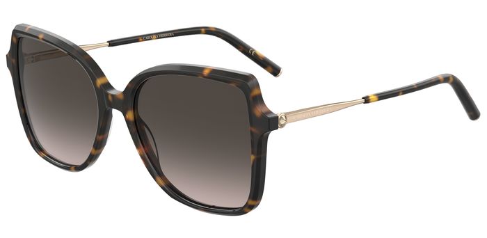 Donna che indossa occhiali da sole Carolina Herrera modello HER 0179/S di colore Havana con lenti scure, montatura cat-eye in