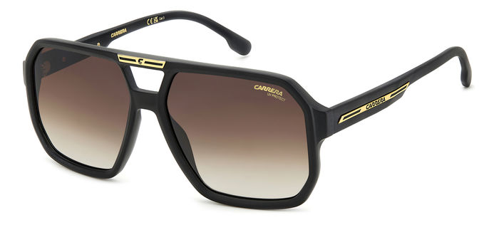 Occhiali da sole Carrera Victory C 01/S 206759 neri da uomo, posati su una superficie neutra, con lenti scure e logo Carrera