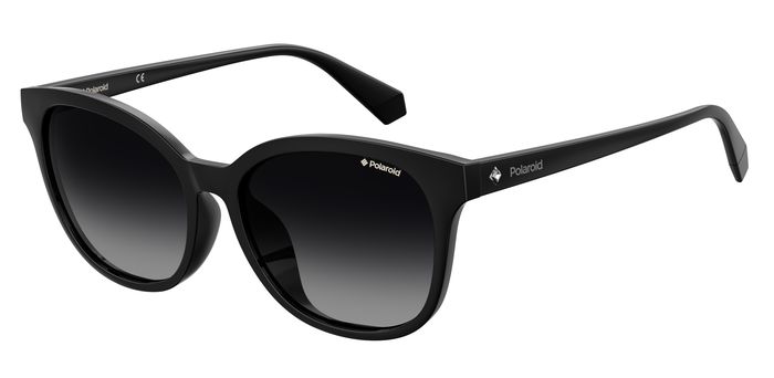 Occhiali da sole Polaroid PLD 4089/F/S neri indossati da una donna, ripresi frontalmente e leggermente di lato.