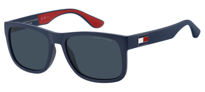 Occhiali da sole Tommy Hilfiger rossi modello TH 1556/N/S indossati da un uomo, con lenti scure e montatura in acetato lucido