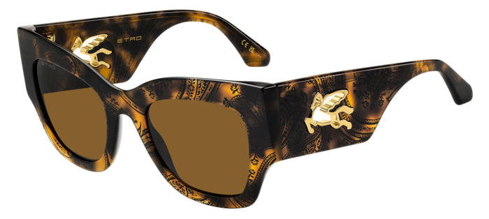 Occhiali da sole Etro modello 0076/S neri indossati da una donna, con montatura in acetato e lenti scure, su uno sfondo lumin