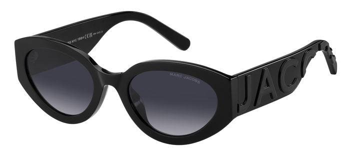 Occhiali da sole Marc Jacobs modello MARC 694/G/S neri indossati da una donna con sfondo chiaro