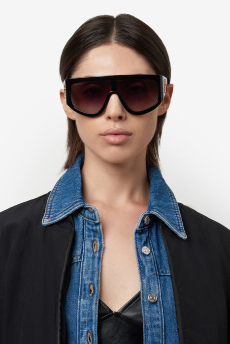 Occhiali da sole DSQUARED2 da donna colore avana modello 207430 con montatura squadrata e lenti scure, posti su sfondo chiaro