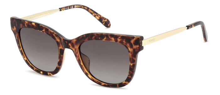 Occhiali da sole donna Fossil FOS 2169/G/S con montatura Avana e lenti scure, indossati da una modella.