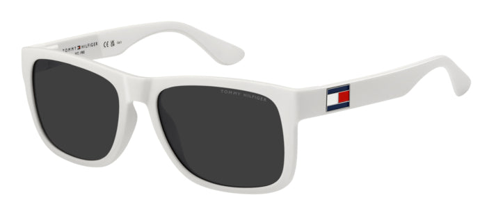 Occhiali da sole Tommy Hilfiger rossi modello TH 1556/N/S indossati da un uomo, con lenti scure e montatura in acetato lucido
