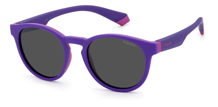 Un paio di occhiali da sole Polaroid Kids azzurri modello 204872 (PLD 8048/S) posizionato su uno sfondo chiaro.