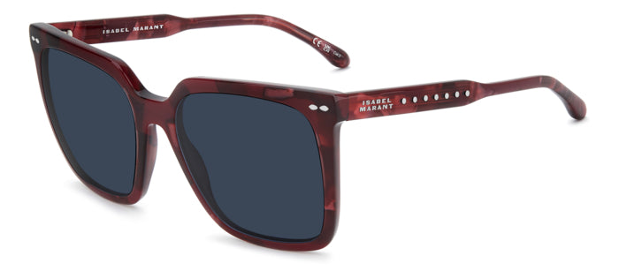 Donna con occhiali da sole Isabel Marant IM 0256/S verdi con montatura in acetato e lenti scure, in posa all'aperto