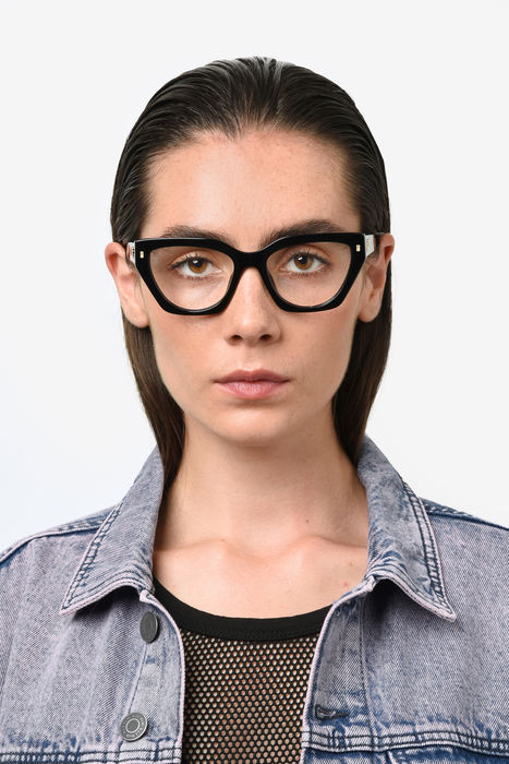 Occhiali da vista DSQUARED2 donna modello 107808 D2 0117 di colore avana, posizionati su uno sfondo neutro che ne esalta la m