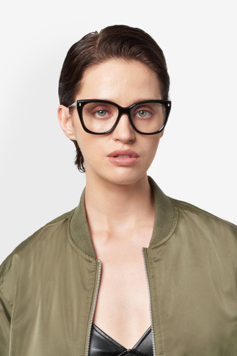 Occhiali da vista DSQUARED2 modello D2 0187 color avana indossati da una donna, con montatura in acetato lucido e design mode