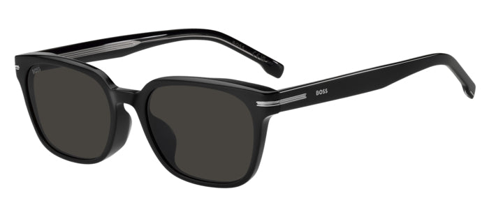 Primo piano di occhiali da sole da uomo BOSS 1869/F/S colore corno con lenti scure, mostrati frontalmente.