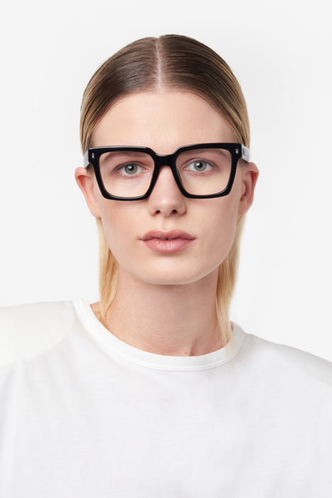 Occhiali da vista DSQUARED2 ICON 0019 neri da donna su sfondo chiaro, con montatura frontale e aste ben visibili.