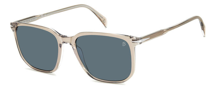 Occhiali da sole David Beckham DB 1141/S neri indossati da un uomo, con montatura squadrata in acetato e lenti scure.