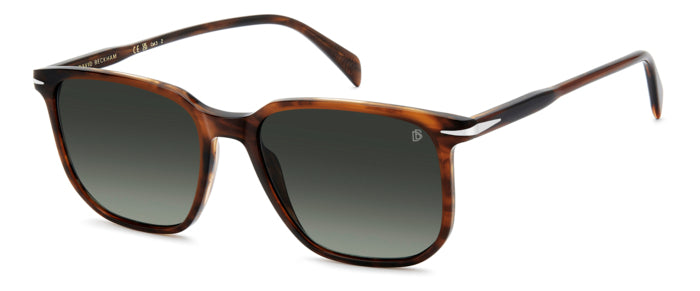 Occhiali da sole David Beckham DB 1141/S neri indossati da un uomo, con montatura squadrata in acetato e lenti scure.