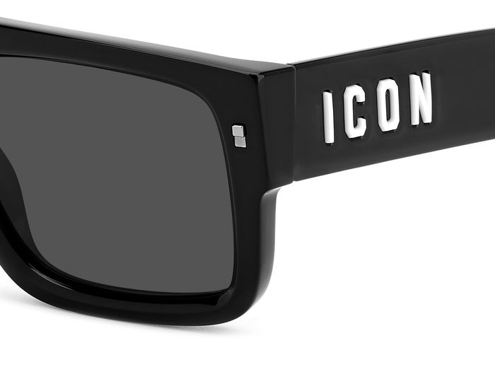 Uomo che indossa occhiali da sole Dsquared2 Icon 0008/S neri, mostrando il design distintivo e la montatura robusta.