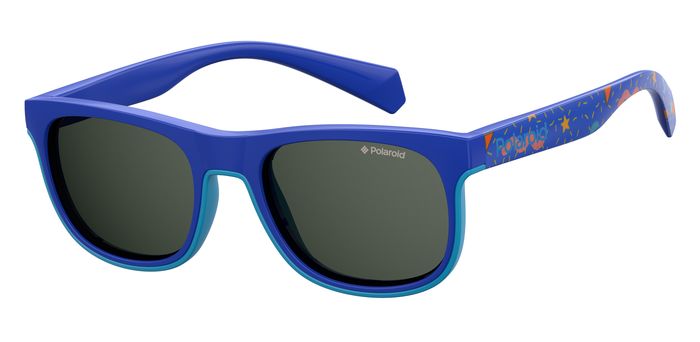 Occhiali da sole Polaroid Kids modello PLD 8035/S di colore blu, con lenti polarizzate, su sfondo bianco