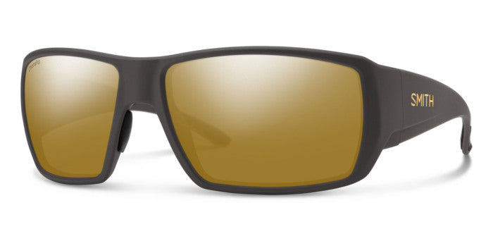 Occhiali da sole neri da uomo SMITH GUIDE C XL/S 204448 con montatura avvolgente e lenti scure, posti su sfondo bianco