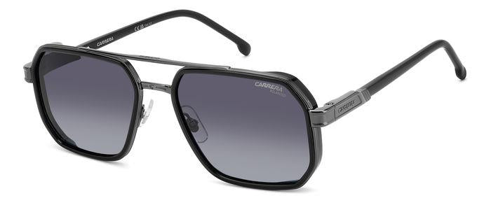 Occhiali da sole Carrera uomo 1069/S neri indossati da un modello, mostrati frontalmente con sfondo sfocato all'aperto.