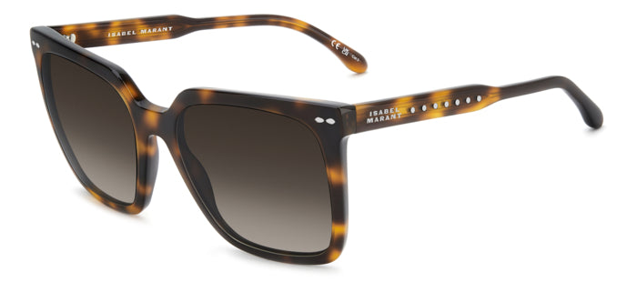 Donna con occhiali da sole Isabel Marant IM 0256/S verdi con montatura in acetato e lenti scure, in posa all'aperto