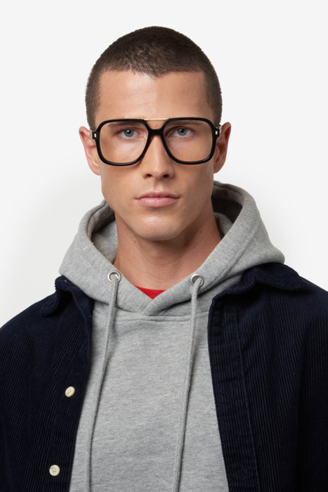 Occhiali da vista uomo DSQUARED2 108861 beige, con montatura in acetato e forma squadrata, indossati da un modello per mostra