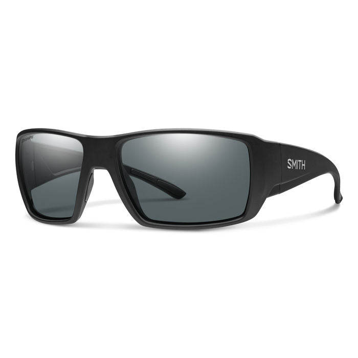 Occhiali da sole neri da uomo SMITH GUIDE C XL/S 204448 con montatura avvolgente e lenti scure, posti su sfondo bianco