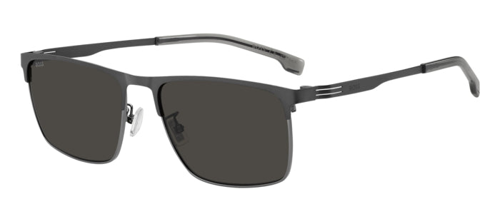 Occhiali da sole BOSS da uomo con montatura grigia, modello 1837/G/S 208344, appoggiati su una superficie chiara