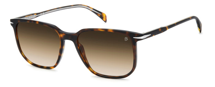 Occhiali da sole David Beckham DB 1141/S neri indossati da un uomo, con montatura squadrata in acetato e lenti scure.