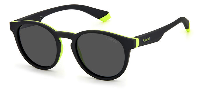 Un paio di occhiali da sole Polaroid Kids azzurri modello 204872 (PLD 8048/S) posizionato su uno sfondo chiaro.