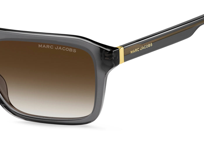Occhiali da sole Marc Jacobs MARC 789/S da uomo di colore nero, visti frontalmente e leggermente angolati su sfondo bianco.