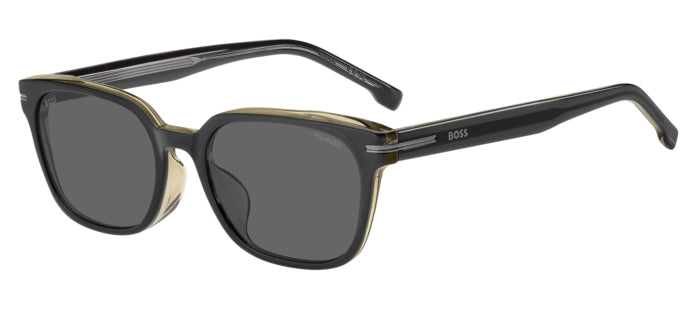 Primo piano di occhiali da sole da uomo BOSS 1869/F/S colore corno con lenti scure, mostrati frontalmente.