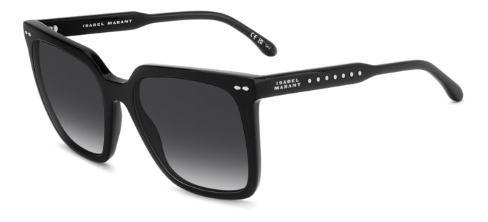 Donna con occhiali da sole Isabel Marant IM 0256/S verdi con montatura in acetato e lenti scure, in posa all'aperto