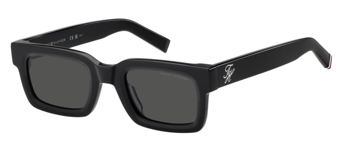 Occhiali da sole uomo Tommy Hilfiger TH 2368/S in colore avana con lenti scure, montatura squadrata e logo laterale visibile,