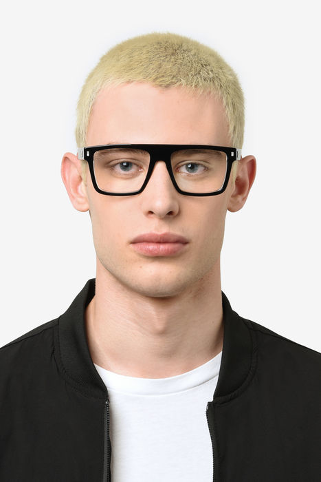 Occhiali da vista neri da uomo Dsquared2 modello ICON 0012, indossati da un uomo, mostrano la forma squadrata e il logo sulla