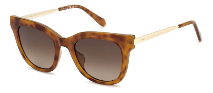 Occhiali da sole donna Fossil FOS 2169/G/S con montatura Avana e lenti scure, indossati da una modella.